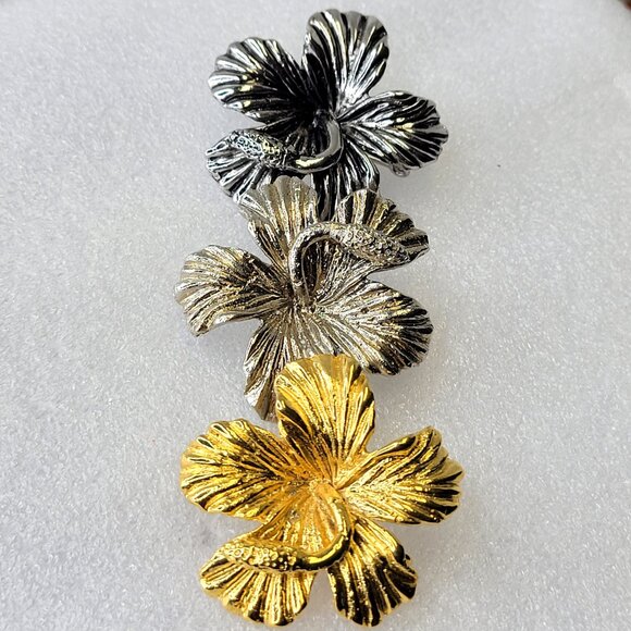 Large Gold Plated Hibiscus Brooch Pin - Picture 6 of 10